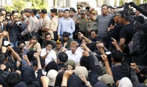 Potret Pemimpin Merakyat: Duduk di Aspal, Bupati Egi Serap Aspirasi Rakyat dengan Hati