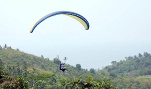 Zita Anjani Jajal Wisata Paralayang Batu Alif, Potensi Baru Pariwisata Lampung Selatan