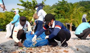 Gotong Royong Bersih Pantai Minang Rua, Zita Anjani Tegaskan Komitmen Jaga Wisata Lampung Selatan