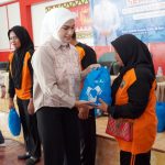 Apresiasi Garda Terdepan Kebersihan, Putri Zulkifli Hasan Turun Langsung Bagikan Paket Sembako