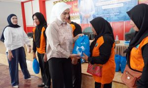 Apresiasi Garda Terdepan Kebersihan, Putri Zulkifli Hasan Turun Langsung Bagikan Paket Sembako