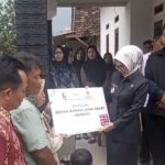 Penuhi janji : Bupati Nanda Indira Serahkan uang bantuan untuk rumah roboh