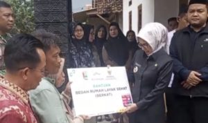 Penuhi janji : Bupati Nanda Indira Serahkan uang bantuan untuk rumah roboh Penuhi janji : Bupati Nanda Indira Serahkan uang bantuan untuk rumah roboh