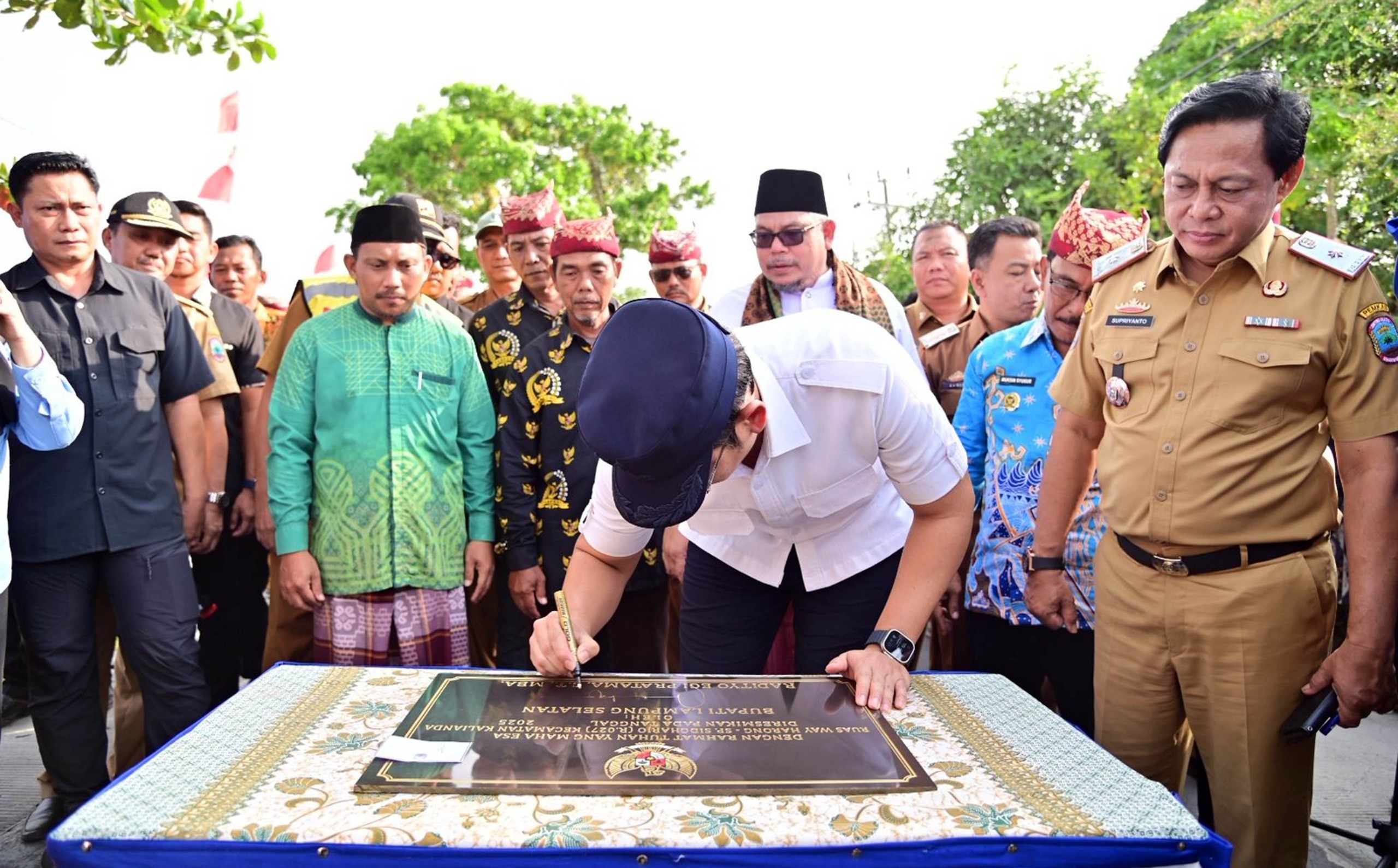 Bukti Nyata Komitmen Bupati Egi: Jalan Way Harong-Sidoharjo Kini Mulus, Warga Agom Rasakan Manfaatnya