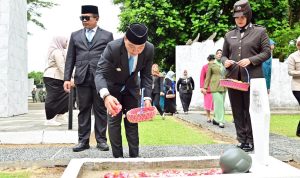 Ziarah Nasional Hari Pahlawan ke-80, Wabup Syaiful: Generasi Muda Jauhi Narkoba dan Judi Online Ziarah Nasional Hari Pahlawan ke-80, Wabup Syaiful: Generasi Muda Jauhi Narkoba dan Judi Online