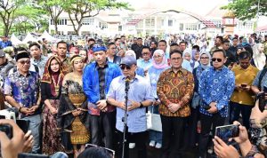 6.573 Peserta Guncang Kalianda! Pawai Budaya Terbesar Sepanjang Sejarah Warnai HUT ke-69 Lampung Selatan 6.573 Peserta Guncang Kalianda! Pawai Budaya Terbesar Sepanjang Sejarah Warnai HUT ke-69 Lampung Selatan