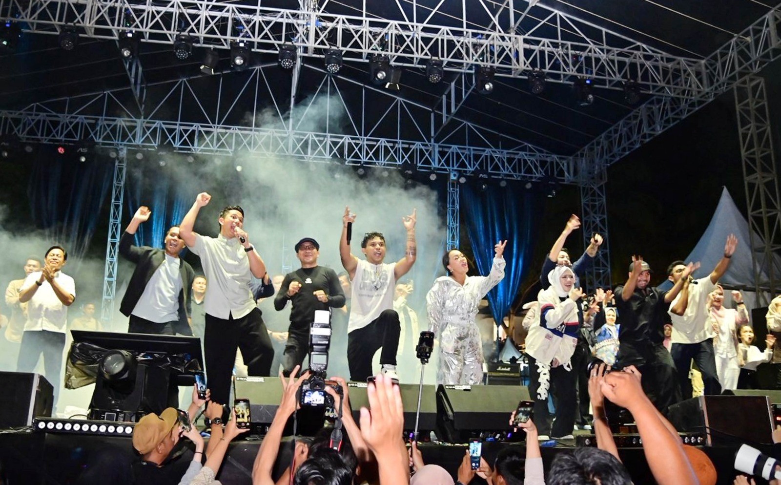 TABOLA BALE PECAH! Silet Open Up Guncang Penutupan Lamsel Fest 2025 di Lautan Massa Kalianda