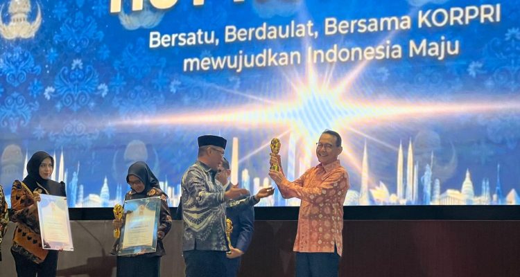 Perintis BPJS Kesehatan, Fachmi Idris, Raih Life Achievement KORPRI Award