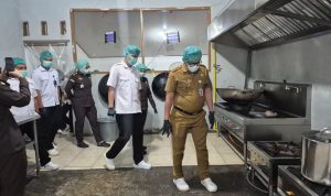 Kejari Pesawaran Serahkan SLHS Kepada SPPG Kutoharjo, Bukti Kejaksaan Hadir Mendampingi Program MBG