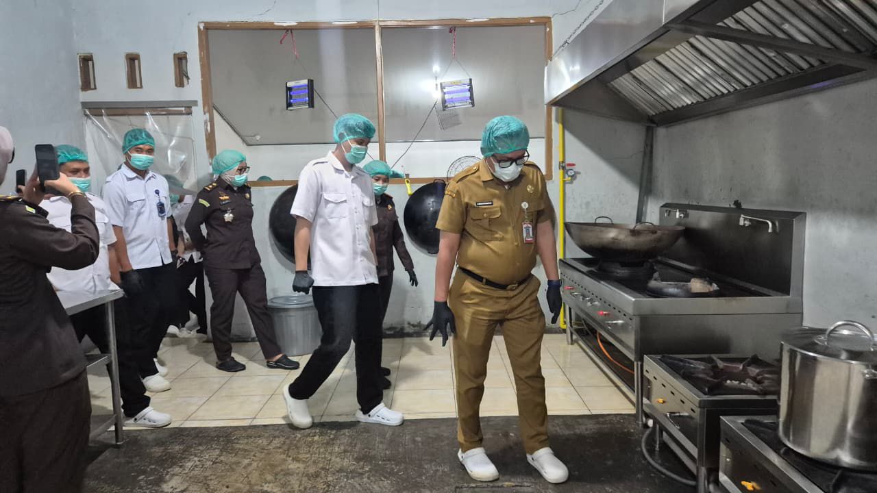 Kejari Pesawaran Serahkan SLHS Kepada SPPG Kutoharjo, Bukti Kejaksaan Hadir Mendampingi Program MBG