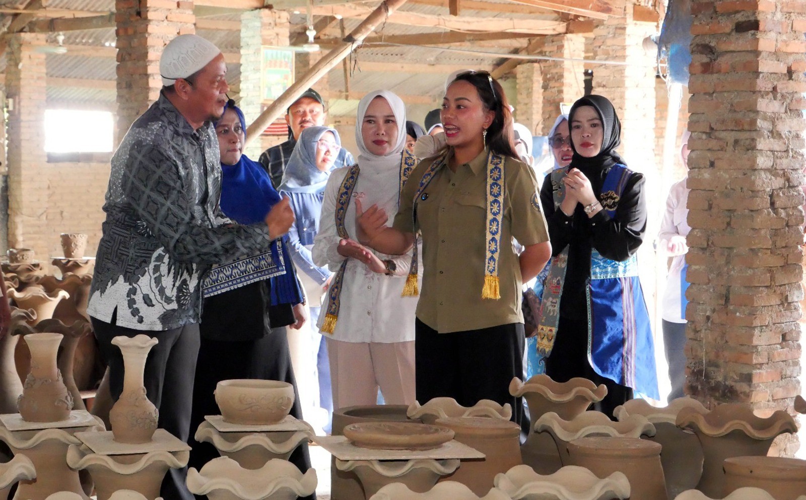 Bikin Gerabah di Natar, Pesan 50 Guci untuk Dukung UMKM Lampung Selatan