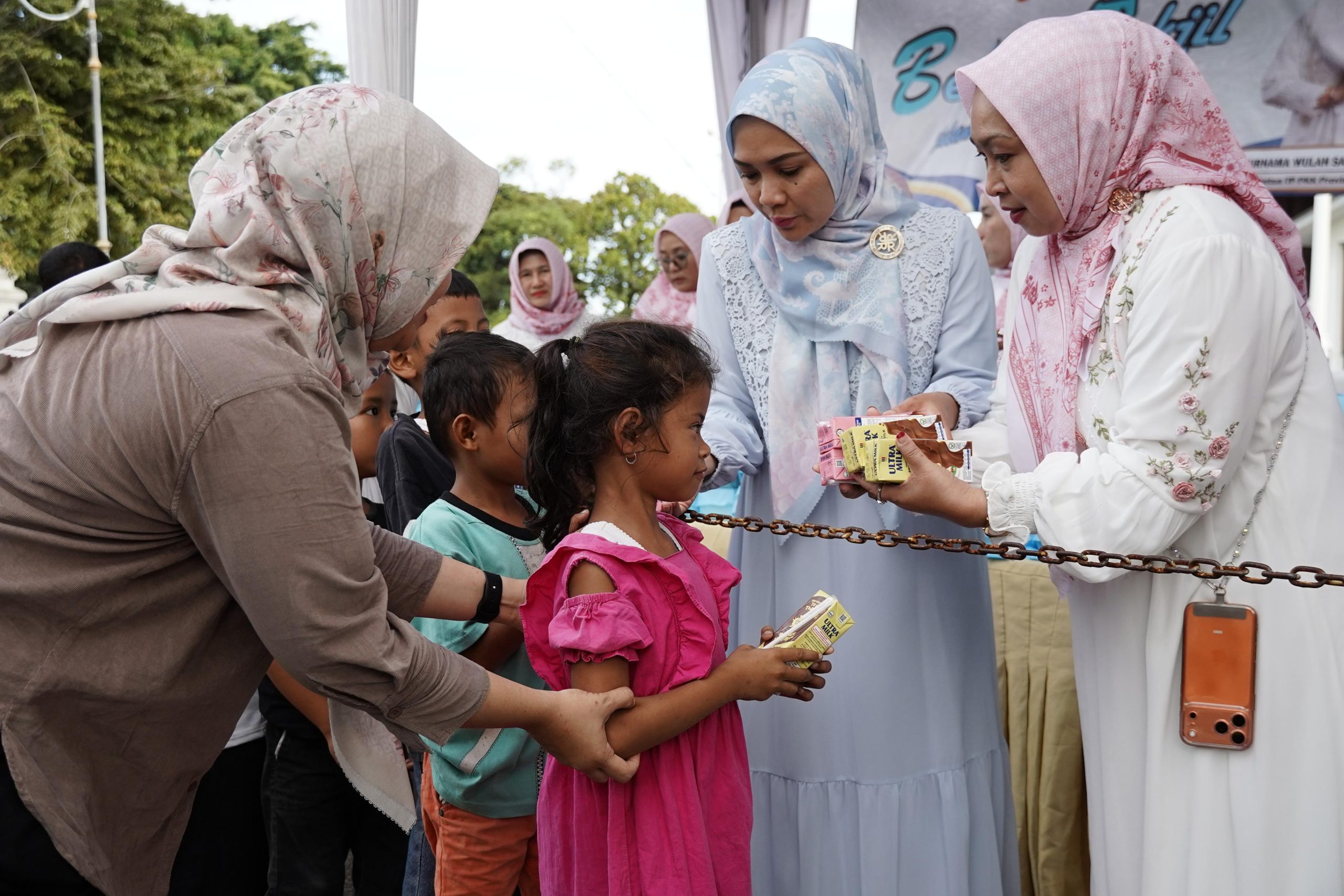 Kolaborasi TP. PKK, DWP, dan OPD Provinsi Lampung Bagikan Ratusan Takjil untuk Masyarakat