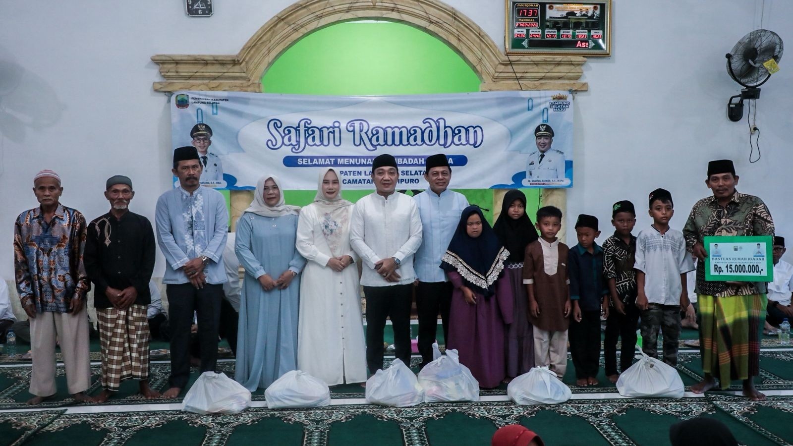 Safari Ramadan di Candipuro, Wabup Syaiful Serahkan 35 Paket Sembako untuk Anak Yatim dan Hibah Rp15 Juta ke Masjid