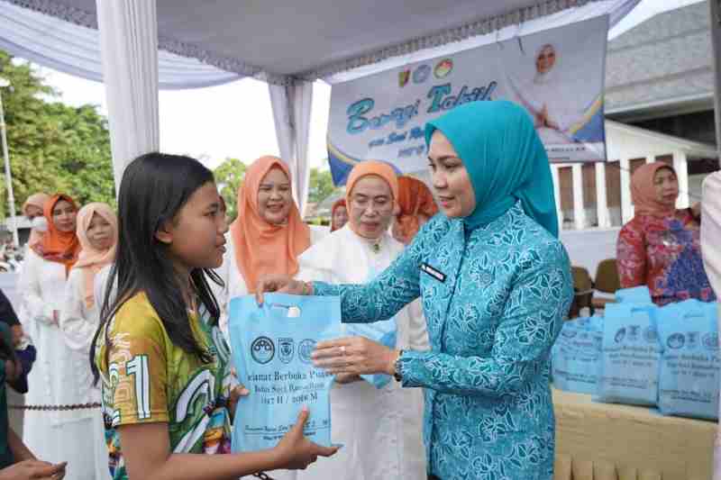 PKK Provinsi Lampung Berbagi Paket Berbuka Masyarakat