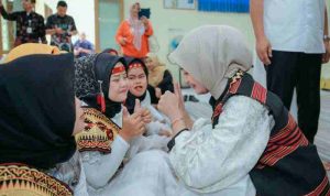 Wagub Jihan Serahkan Seratusan Paket Sembako kepada para Siswa Difabel SLBN PKK Provinsi Lam