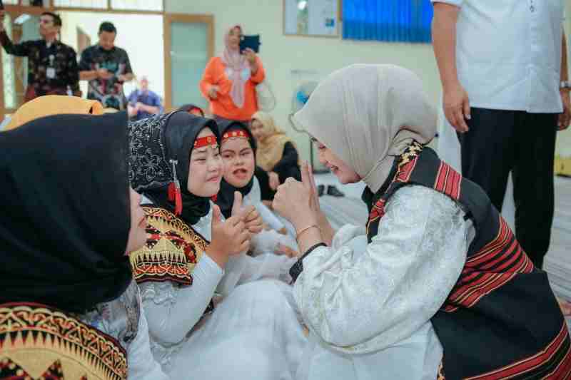 Wagub Jihan Serahkan Seratusan Paket Sembako kepada para Siswa Difabel SLBN PKK Provinsi Lam