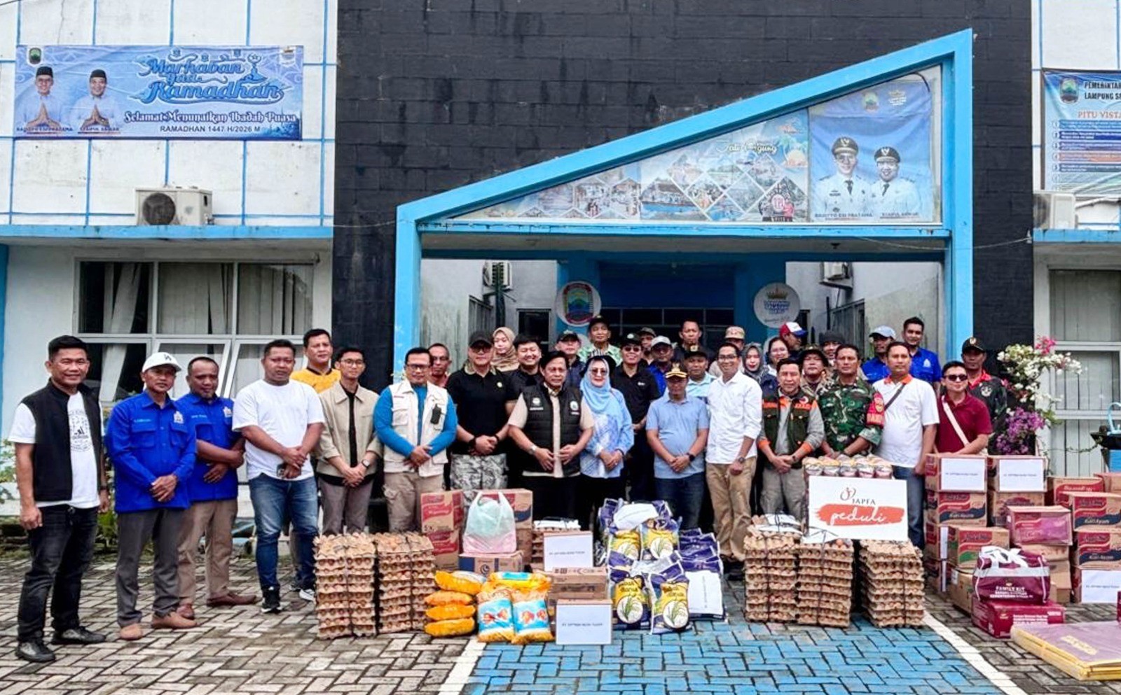 1.175 KK Korban Banjir di Empat Kecamatan Terima Bantuan Beras dan Sembako dari Pemkab Lampung Selatan dan 10 Perusahaan