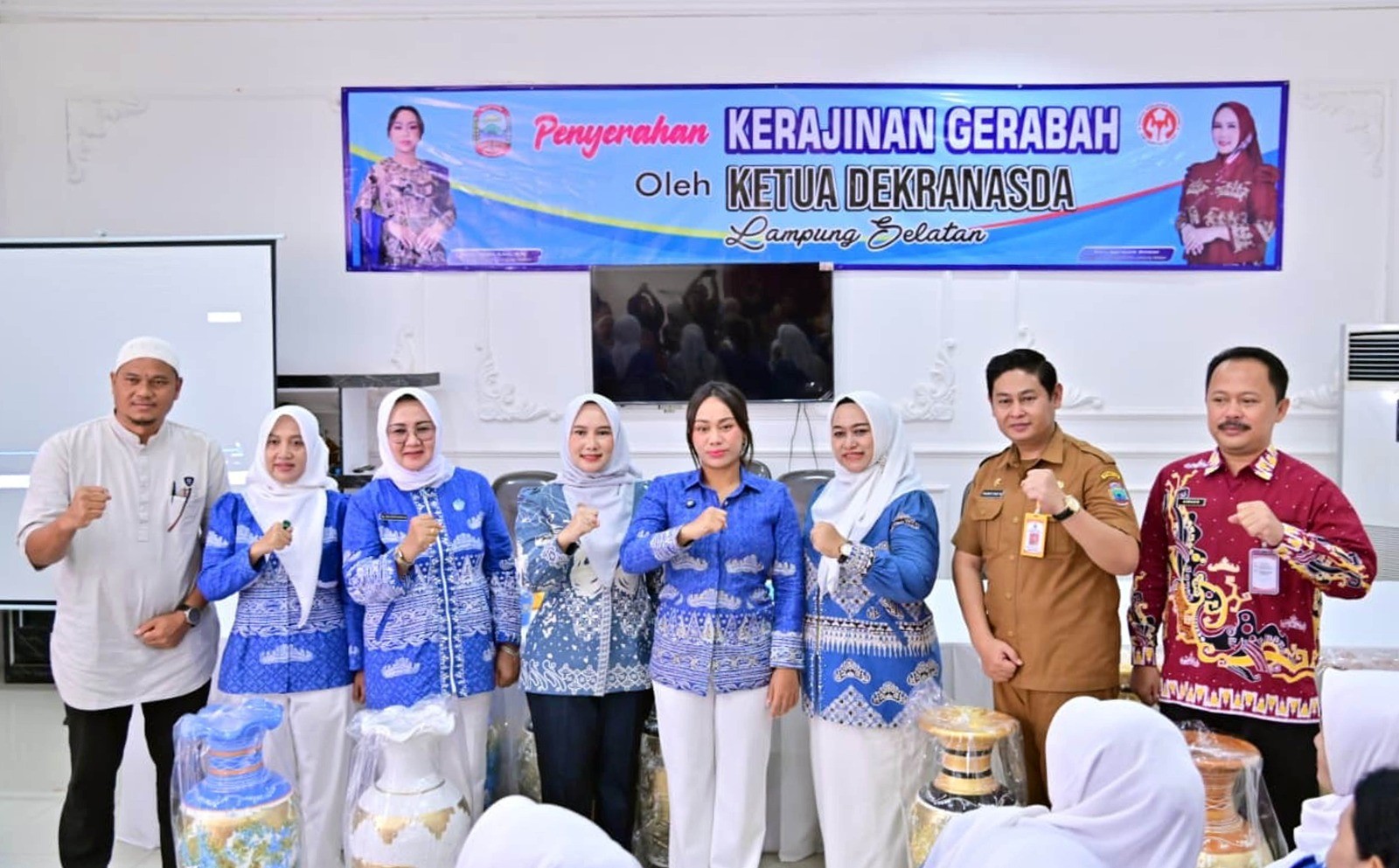 Dukung Pengrajin Lokal, Zita Anjani Bagikan 50 Guci Karya Gerabah kepada PKK dan Dekranasda Lampung Selatan