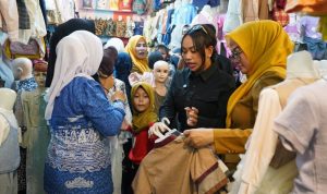 Hadirkan Senyum Anak Yatim, UKP Zita Anjani Ajak Tujuh Bocah Panti Belanja Baju Lebaran di Pasar Inpres Kalianda