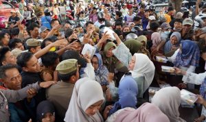 Momen Zita Anjani Turun ke Jalan, 200 Takjil DWP Lampung Selatan Disambut Antusias Warga Kalianda