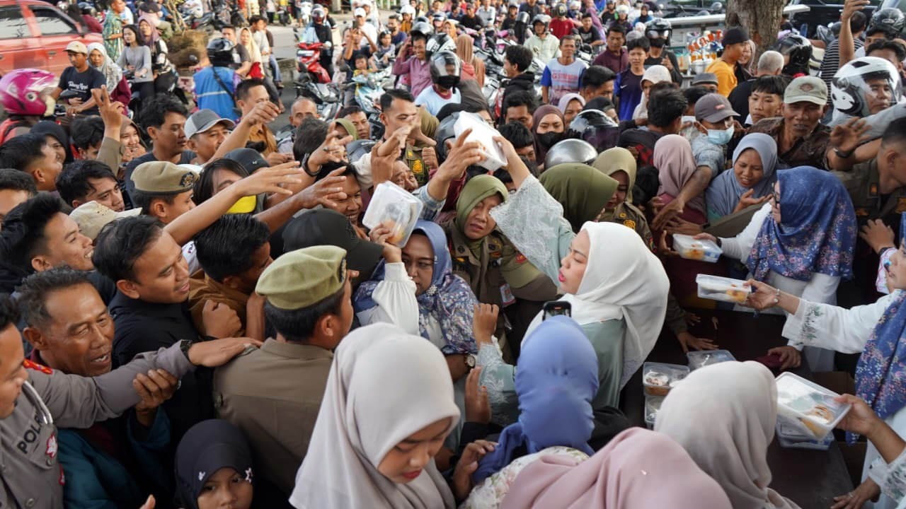 Momen Zita Anjani Turun ke Jalan, 200 Takjil DWP Lampung Selatan Disambut Antusias Warga Kalianda