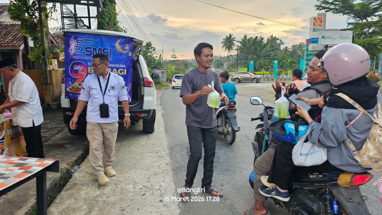 Menjelang HUT SMSI Ke 9, Pengurus Pesawaran Gelar Berbagi Takjil Dihalaman Kantor 