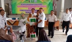 Bantuan ATENSI Kemensos RI Disalurkan untuk 90 Lansia di Kabupaten Pesawaran