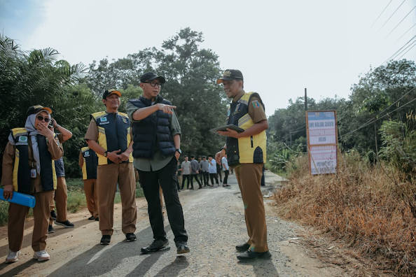 Gubernur Rahmad Mirza Djausal Tinjau Rencana Perbaikan Jalan Ruas Gedong Aji, Umbul Mesir 