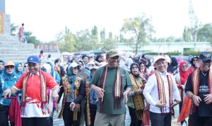 Rayakan Hari Tari Sedunia, Plt. Bupati I Komang Koheri Ikut Menari Selendang di Tugu Canang