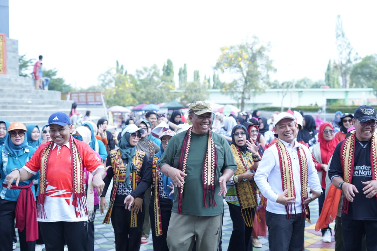 Rayakan Hari Tari Sedunia, Plt. Bupati I Komang Koheri Ikut Menari Selendang di Tugu Canang