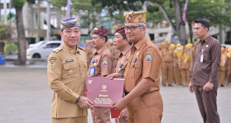 Mengabdi Puluhan Tahun, 3 PNS Dinas Pendidikan Lampung Selatan Diganjar Satyalancana Karya Satya di Hardiknas 2026