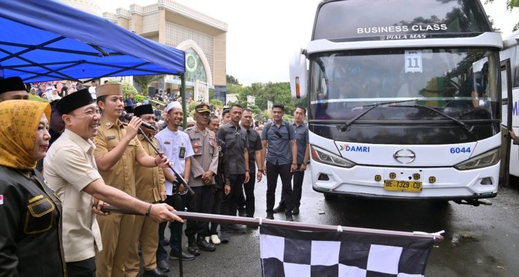 413 Jemaah Calon Haji Lampung Selatan Diberangkatkan, Bupati Egi: Jaga Kesehatan dan Nama Baik Daerah