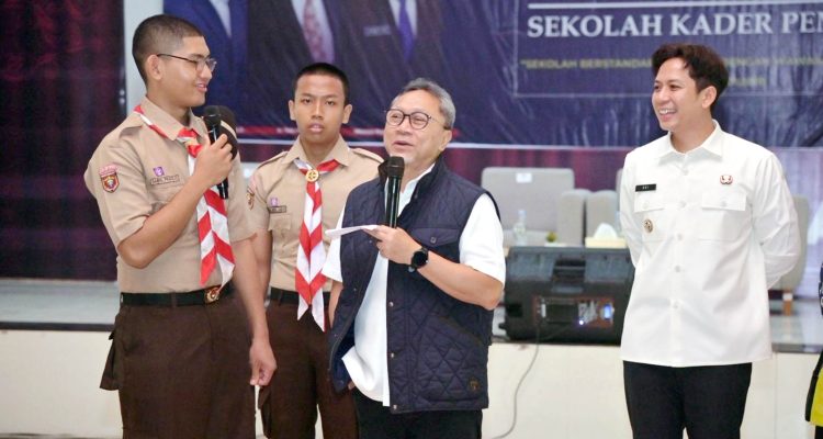 Kunjungi SMA Kebangsaan, Menko Pangan Zulkifli Hasan Tekankan Mental Berani dan Disiplin bagi Generasi Muda