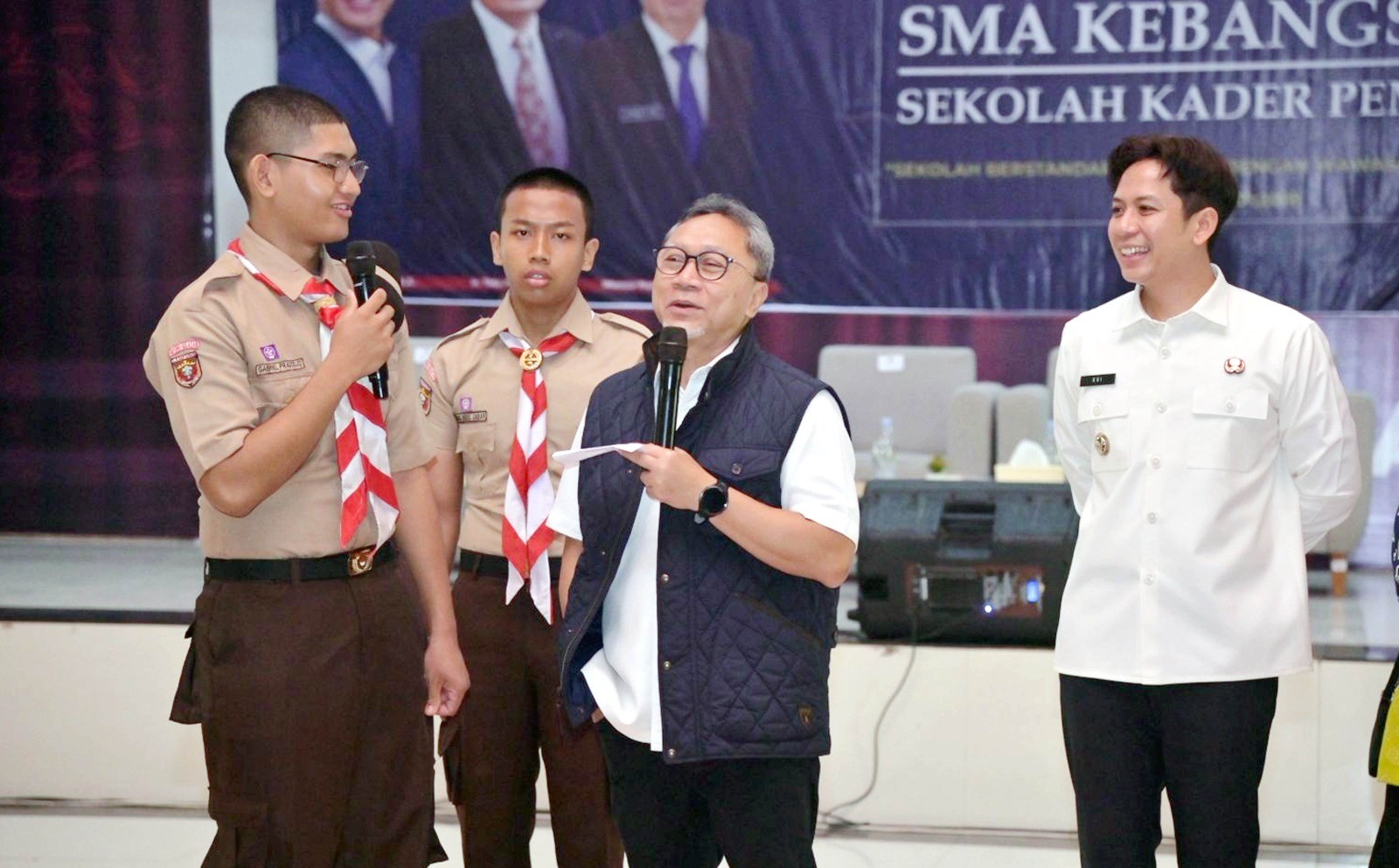 Kunjungi SMA Kebangsaan, Menko Pangan Zulkifli Hasan Tekankan Mental Berani dan Disiplin bagi Generasi Muda