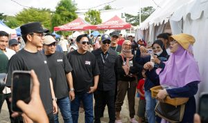 Di Tengah Hingar Bingar Indonesian Drift Series 2026, Bupati Egi Sempatkan Jajan Dagangan Pelaku UMKM Di Tengah Hingar Bingar Indonesian Drift Series 2026, Bupati Egi Sempatkan Jajan Dagangan Pelaku UMKM
