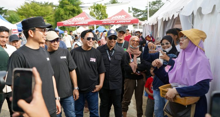 Di Tengah Hingar Bingar Indonesian Drift Series 2026, Bupati Egi Sempatkan Jajan Dagangan Pelaku UMKM