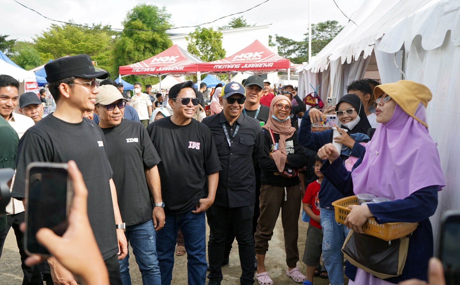 Di Tengah Hingar Bingar Indonesian Drift Series 2026, Bupati Egi Sempatkan Jajan Dagangan Pelaku UMKM