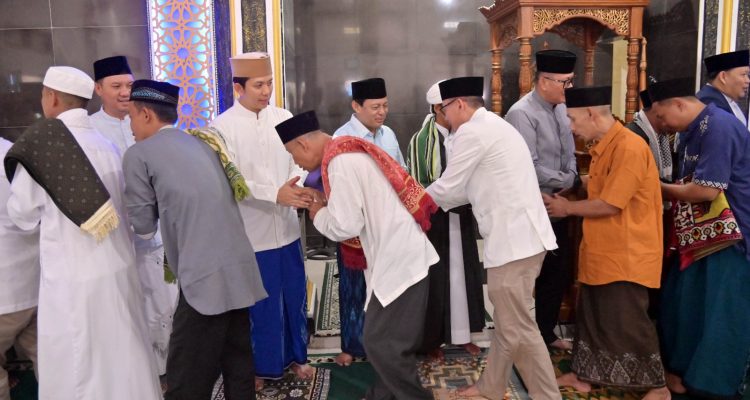 Di Tengah Gema Takbir Desa Kemukus, Bupati Egi Ajak Warga Rawat Hakikat Kurban Melalui Aksi Bersih Lingkungan