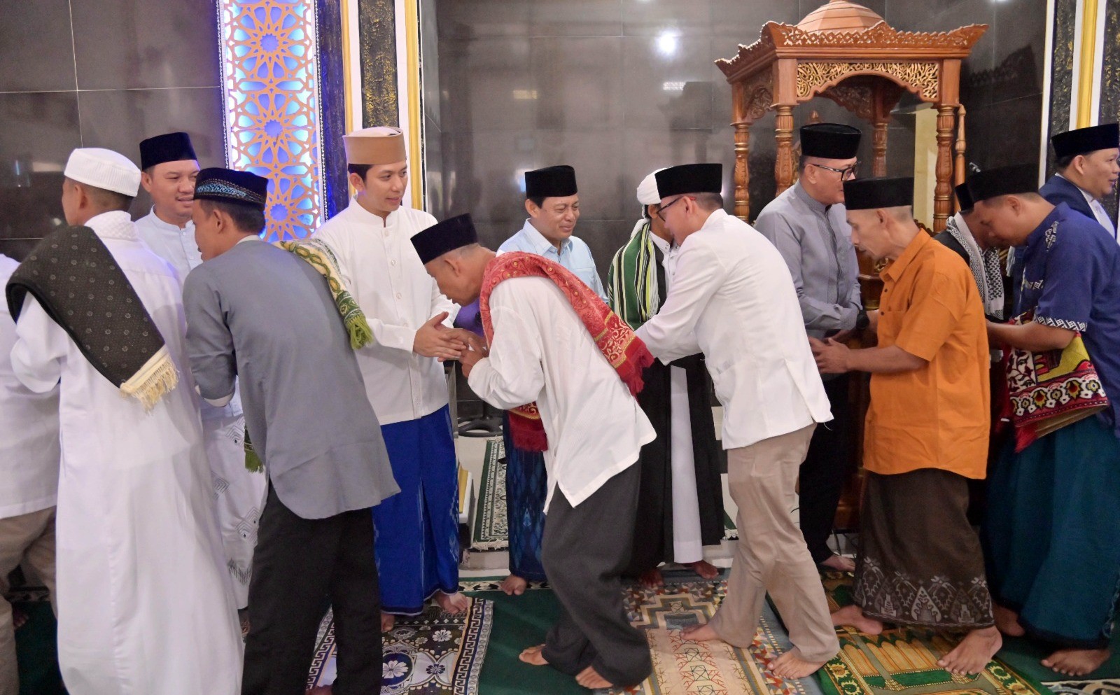Di Tengah Gema Takbir Desa Kemukus, Bupati Egi Ajak Warga Rawat Hakikat Kurban Melalui Aksi Bersih Lingkungan