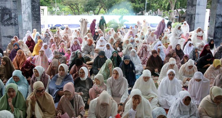 Ratusan Warga Khidmat Salat Iduladha di Masjid Agung Kalianda, Pemkab Lampung Selatan Distribusikan 36 Sapi Kurban hingga ke Pelosok
