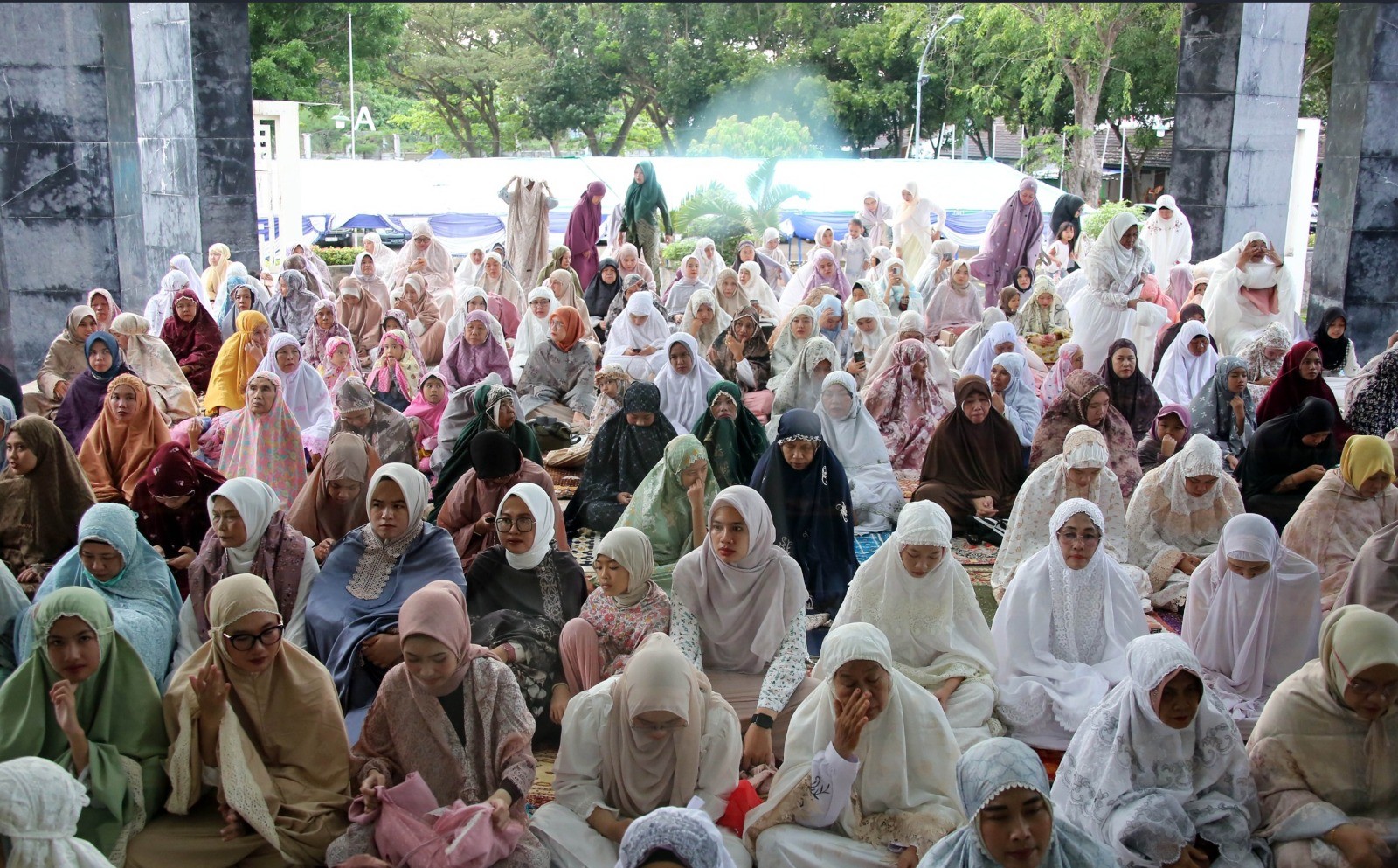 Ratusan Warga Khidmat Salat Iduladha di Masjid Agung Kalianda, Pemkab Lampung Selatan Distribusikan 36 Sapi Kurban hingga ke Pelosok