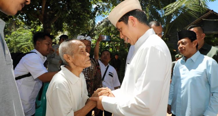 Lengkapi Kebahagiaan Iduladha Mbah Mujiran, Bupati Radityo Egi Datangi Langsung Kediamannya
