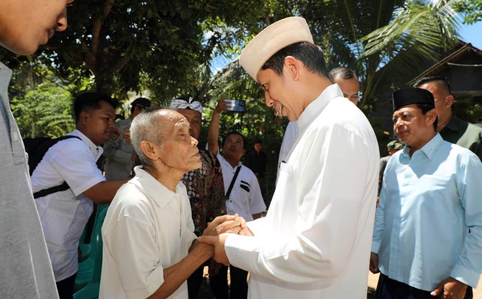Lengkapi Kebahagiaan Iduladha Mbah Mujiran, Bupati Radityo Egi Datangi Langsung Kediamannya
