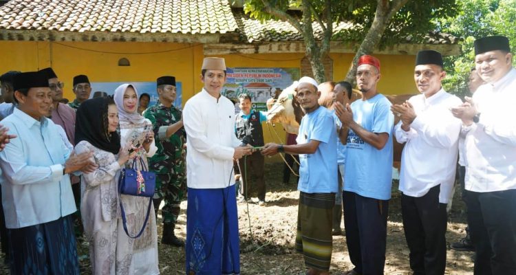 Bupati Egi Serahkan Sapi Kurban Raksasa 1,051 Ton dari Presiden Prabowo untuk Warga Jati Agung