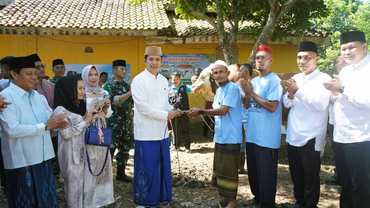 Bupati Egi Serahkan Sapi Kurban Raksasa 1,051 Ton dari Presiden Prabowo untuk Warga Jati Agung