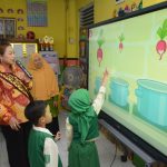 Wujudkan Generasi Indonesia Emas 2045, Plt. Bunda PAUD Lampung Tengah Tinjau Pembelajaran Digital di TK Aisyiyah