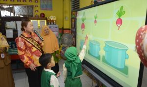 Wujudkan Generasi Indonesia Emas 2045, Plt. Bunda PAUD Lampung Tengah Tinjau Pembelajaran Digital di TK Aisyiyah