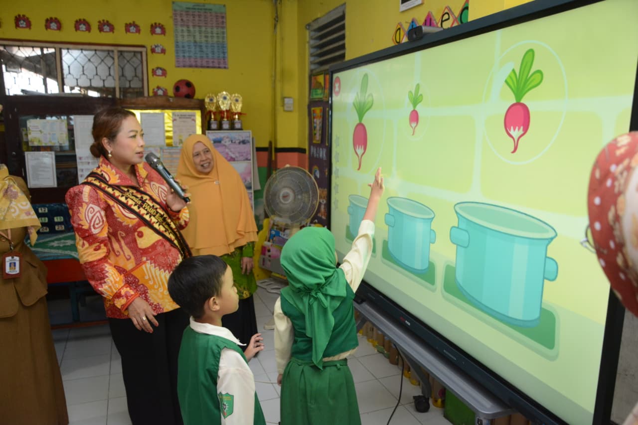Wujudkan Generasi Indonesia Emas 2045, Plt. Bunda PAUD Lampung Tengah Tinjau Pembelajaran Digital di TK Aisyiyah