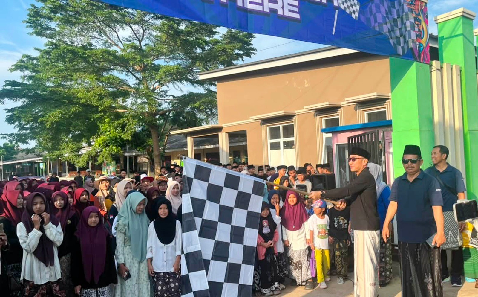 Jalan Sehat Sambut Haflah ke-10 Mathla’ul Anwar, Wabup Syaiful Apresiasi Peran Pesantren Cetak Generasi Berakhlak