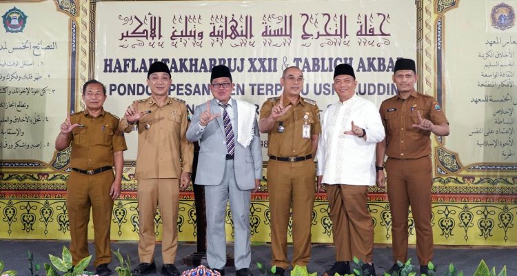 Wisuda Santri Ponpes Ushuluddin, Wabup Syaiful: Pesantren Pilar Penting Masa Depan Bangsa Wisuda Santri Ponpes Ushuluddin, Wabup Syaiful: Pesantren Pilar Penting Masa Depan Bangsa
